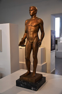 το γλυπτό Έφηβος στο Μουσείο Γλυπτικής Νίκος Περαντινός