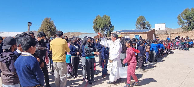 Die Schüler der Bildungseinheiten Cutañiso, Huayllajara, Callamosyani, Hornoni und Bandurani in den Bergen Boliviens haben Schulmaterial erhalten. Bis Freitag, den 02.06.2023 haben somit im Mai weitere 600 Schüler Unterstützung bekommen. Wir danken allen unseren Spendern, denn dank Ihnen erhalten die Kinder in diesen schwierigen Zeiten Hilfe. Ein herzliches Dankeschön. Teil 03