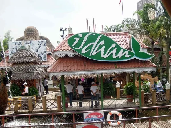 Isdaan Floating Restaurant entrance