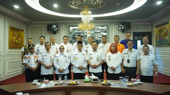 PALI, -- Walikota Prabumulih Ir. H Ridho Yahya MM bersama kepala OPD Pemerintah Kota (Pemkot) Prabumulih serta jajaran di sambut hangat Bupati Penukal Abab Lematang Ilir (PALI) Drs. Ir. H Heri Amalindo MM , Rabu (22/02/2023).  Di sambutnya rombongan Pemkot Prabumulih oleh jajaran Pemerintah Kabupaten (Pemkab) PALI di ruang rapat Bupati PALI bukan tanpa alasan melainkan dalam rangka Studi Tiru.  "Sebenernya saling koreksi, evaluasi introspeksi," kata Wako Prabumulih Ridho Yahya pada sambutanya.  Sambungnya, dirinya sangat menyangkan prihal Studi Tour/Tiru kerap ke daerah yang terbilang cukup jauh,"Sibuk Kito belajar ketempat yang jauh, siapo tau di PALI Ado yang lebih, di Linggau Ado yang lebih,"jelasnya.  Lebih lanjut, Walikota dua periode itu mengatakan bahwa silaturahmi antara kepala periode yang saling bertukar dan berbagi pengalaman juga ilmu sangat jarang,"Silaturahmi antara kepala daerah kan sangat jarang, apo lagi untuk berbagi ilmu,"bebernya.  Sementara tuan rumah, Bupati PALI Heri Amalindo menghaturkan selamat datang kepada rombongan Pemkot Prabumulih,"selamat datang pak wali dan rombongan,"ucapnya.  Juga dirinya yang memang sudah akrab dengan orang nomor satu di Kota Nanas itu menuturkan bahwasannya kehadiran Wako Prabumulih Ridho Yahya bersama rombongan merupakan perdana di Kantor Bupati PALI bahwa ada kepala Daerah yang singga di Kantor Bupati PALI.  "Ini suatu nikmat bagi kami, kami sangat terkejut dapet surat bahwa Walikota Prabumulih nak kunjungan ke sini, man cak itu motong tumpeng kami,"guyonnya pada sambutannya. 