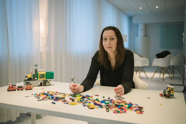 Designer de LEGO Melody Caddick vive sonho de infância na sede da LEGO na Dinamarca