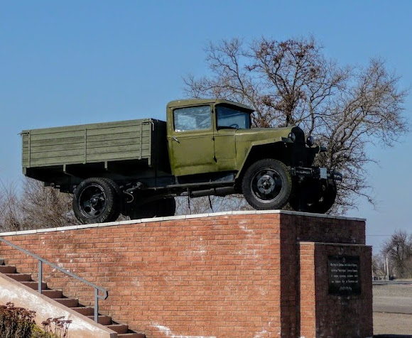 Петріківка. Пам'ятник воїнам-автомобілістам