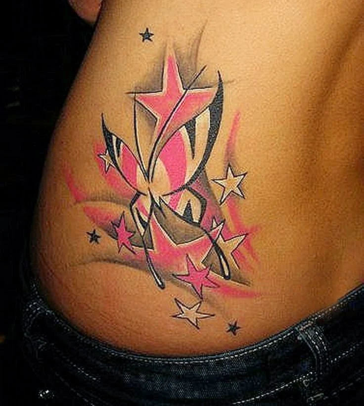 chica con tatuajes de estrellas femeninos y delicados