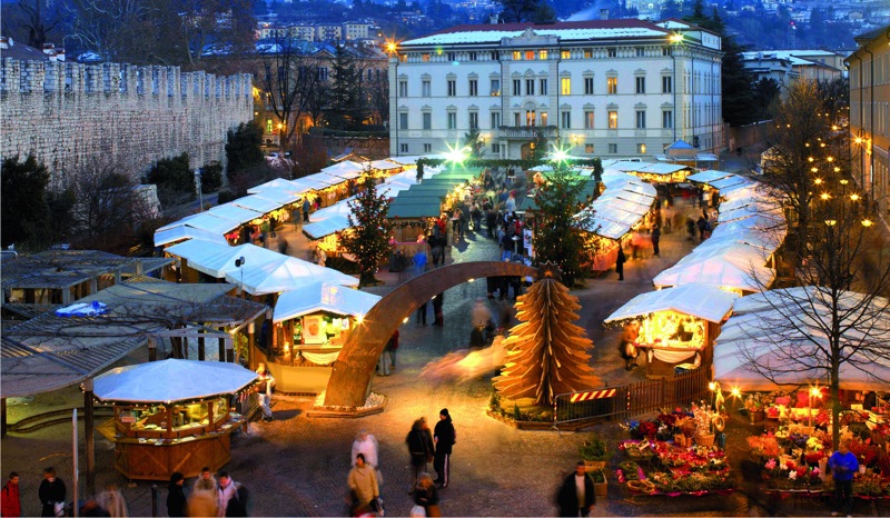 Mercatino Piazza Fiera Trento foto Campanile