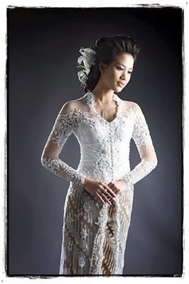 Model kebaya dengan kerah V