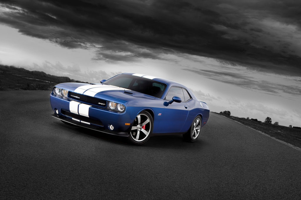 Fast inside car Dodge Challenger SRT8'2 1 Dodge's muscle inside car 