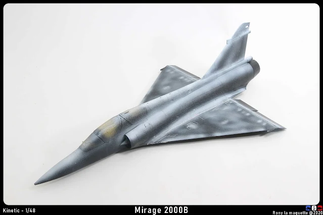 Peinture zénithale du Mirage 2000B.