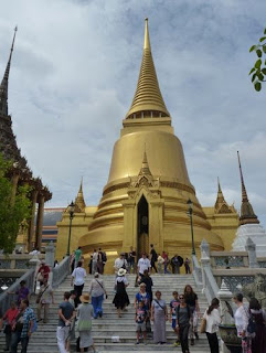 Gran Palacio Real de Bangkok, Phra Sri Ratana Chedi o Estupa Dorada.