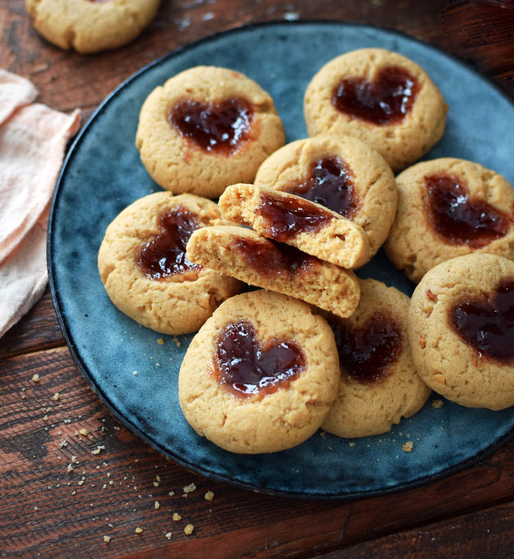 Galletas thumbprint de mantequilla de maní y mermelada de fresa en que se aprecia su consistencia