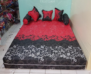 Sofa bed inoac motif bunga red rose saat di fungsikan sebagai kasur inoac normal