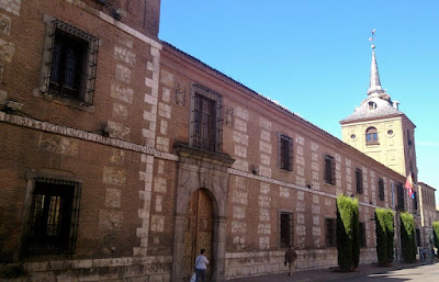 Fachada principal del Colegio de Málaga