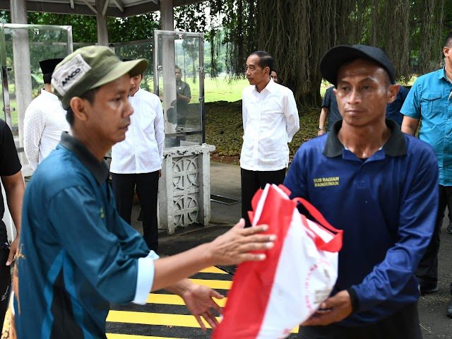 Ribuan Masyarakat Antre Mendapatkan Sembako di Halaman Istana Kepresidenan Bogor  