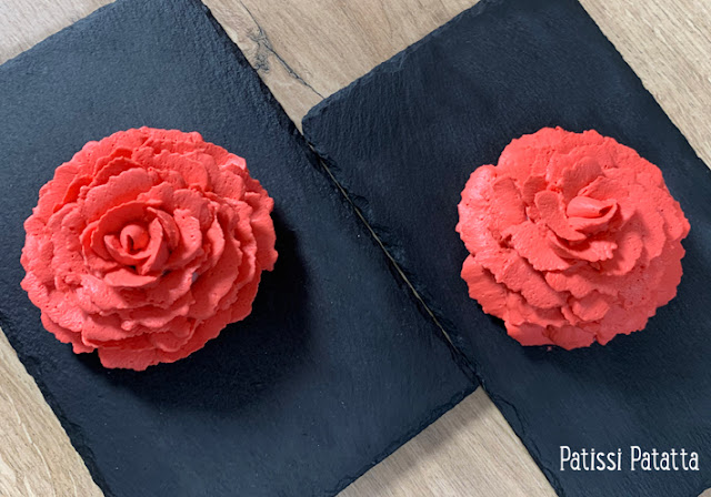 Recette de dômes aux fraises, dômes fraises, insert fraises et basilic, mousse fraises pour dômes et entremets, mousse aux fraises, ganache montée au chocolat blanc, pétales ganache chocolat blanc, fleurs en ganache, dômes fleuris, poche à douille, douille pétale, décoration de dômes, desserts fleuris, cake design, entremets design, pâtisserie en fleurs, patissi-patatta