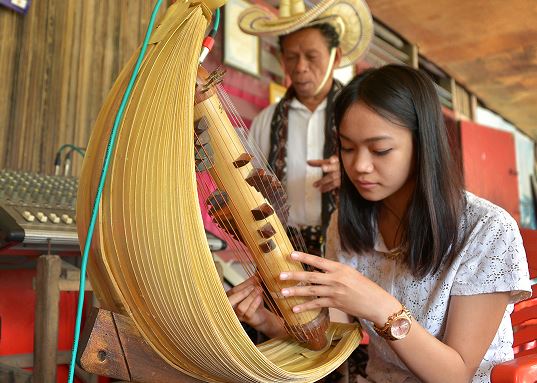 alat musik sasando dimainkan dengan cara