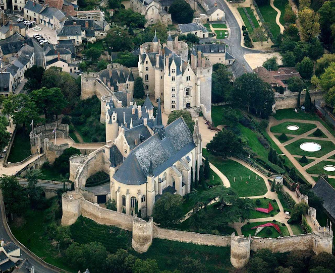 Um dos raros castelos medievais que conservaram todas suas torres