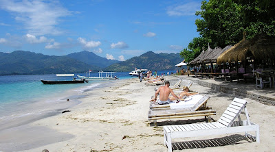 goers spell highlighting passing boat as well as non bestthailandbeaches: Gili Islands Updated