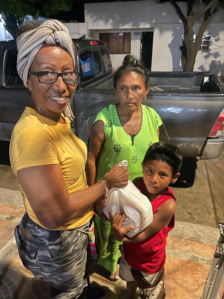 https://www.notasrosas.com/Sonia Marina Bermúdez, de la Fundación 'Gente Como Uno', entrega mercados a 120 familias vulnerables de Riohacha