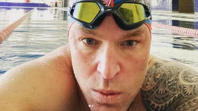 42-річний плавець-аматор, пожежний-рятувальник за фахом Іен Хьюз стартував у вівторок з англійського Дувру.