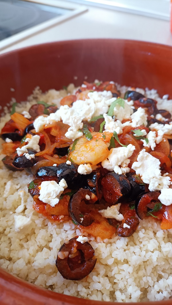 Saganaki de gambas con salsa de tomate