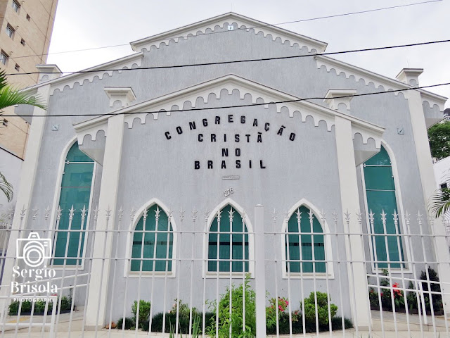 Vista ampla da fachada do Templo da Congregação Cristã no Brasil na Vila Olímpia