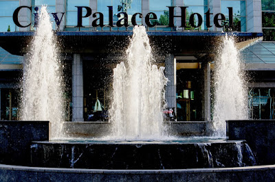 Фонтан в центре Ташкента у гостиницы City Palace Hotel.  Fountain in the center of Tashkent near City Palace Hotel .