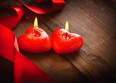 deux petites bougies en forme de coeur rouge