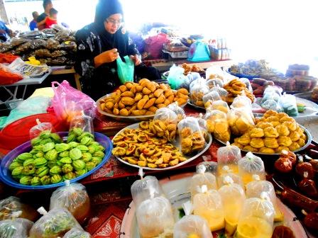 Terengganu My Heritage: Pasar Batu Enam... kuih muih ...