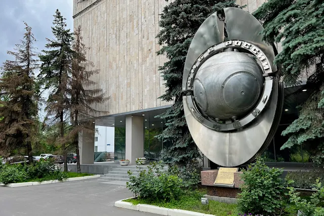 Волоколамское шоссе, Федеральное медико-биологическое агентство России (здание построено в 1982 году), спускаемый аппарат биологического спутника
