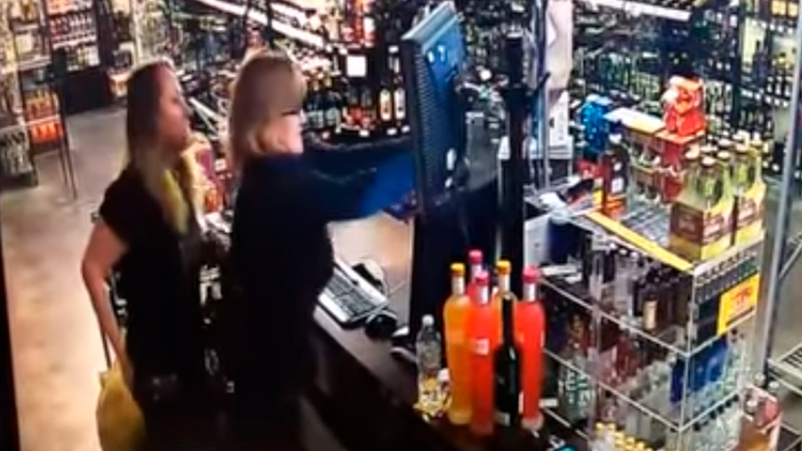 Madre e hija enfrentan a balazos a asaltante dentro de una tienda (VIDEO).