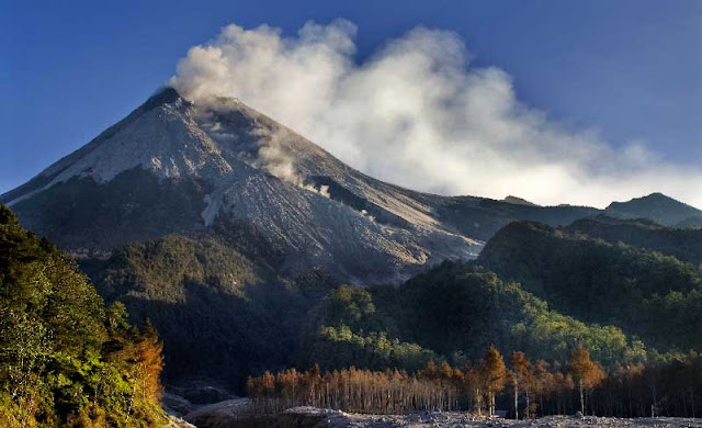 Gunung Merapi adalah salah satu gunung