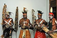 alat musik tifa budaya papua