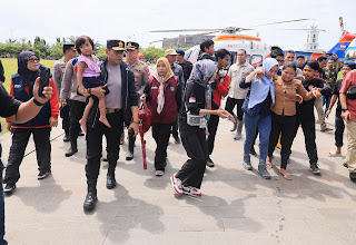 Saat Salurkan Bantuan Via Udara Di Luwu, Kapolda Sulsel Berhasil Evakuasi  Ibu Hamil 9 Bulan