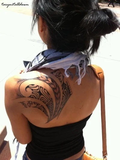 chica con tatuaje maori en el omoplato