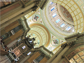 Interior de la Cúpula de la Basílica-Catedral Marie-Reine-du-Monde en Montreal