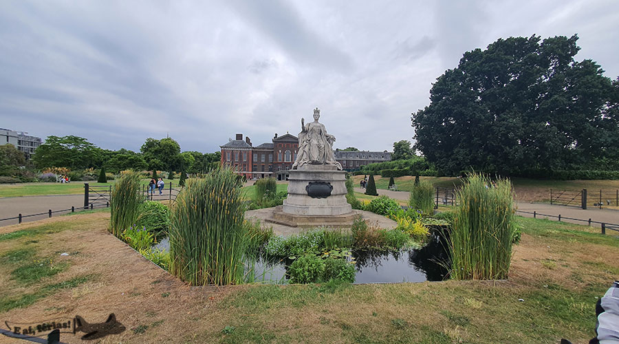 Estátua da Rainha Vitória e o Palácio de Kensington ao fundo.