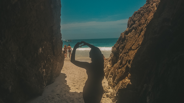 Ellen fazendo coração na gruta