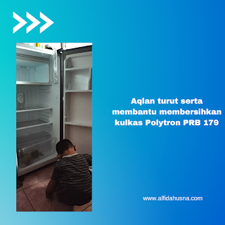 Aqlan turut serta membersihkan kulkas