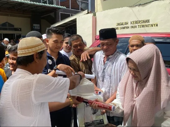 Jumat Berkah, Andre Rosiade Bagikan Ratusan Nasi Kotak di Pauh