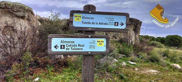 Carteles indicativos de la Senda del Lazarillo junto al yacimiento de la Ermita de San Julián