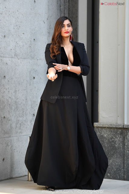 Sonam Kapoor looks absolutely fabulous in Black   .xyz Exclusive 002.jpg
