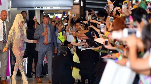 Lady Gaga Pakai Baju Transparan menyapa penggemar di Jepang