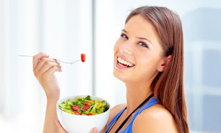 девушка ест салат