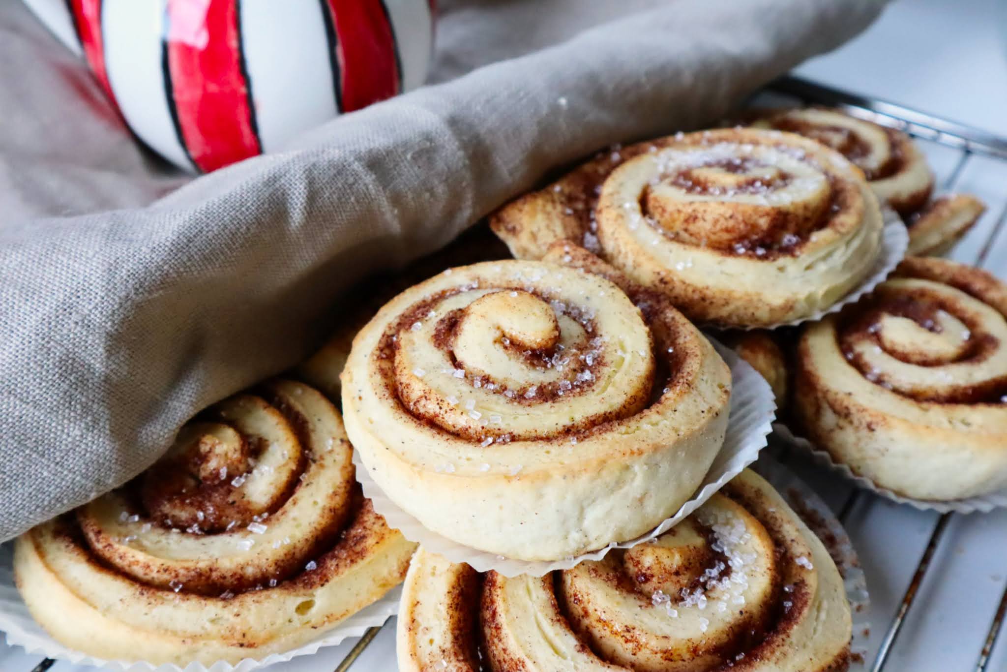 glutenfri kanelbullar med pärlsocker på ett galler