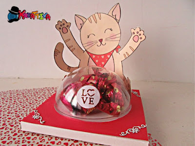 Gattino porta cioccolatini per San Valentino