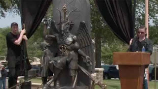 Inauguran estatua de satanás.