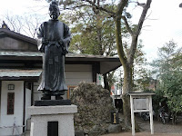 祭神の和気清麻呂像とさざれ石