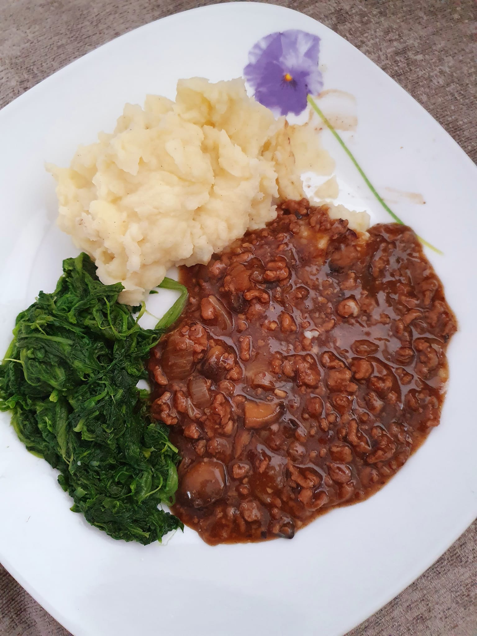 Mince beef and onions with butter mash and spinach recipe