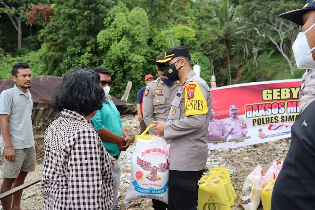 Tinjau Lokasi Longsor di Sipolha Kapolres Simalungun Serahkan Bansos Kapoldasu Kepada Korban Bencana