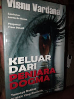 KELUAR DARI PENJARA DOGMA: Tamasya Melihat TUHAN Yang Dualistik Penulis : Visnu Vardana