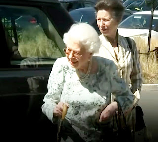 Queen Elizabeth II visits Thames Hospice
